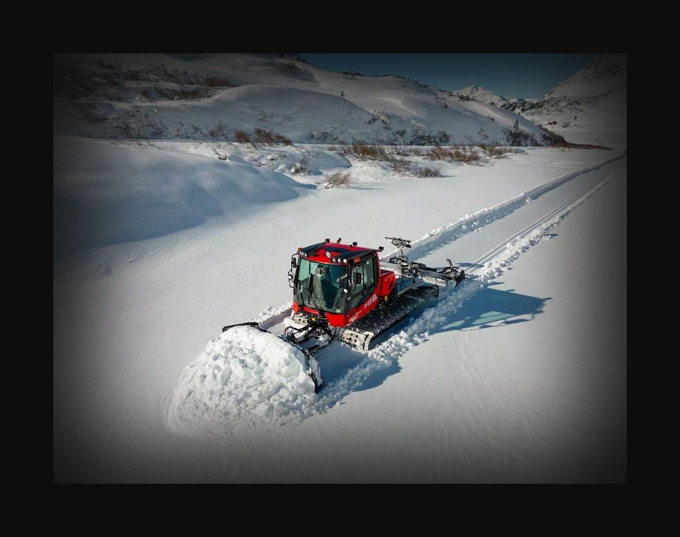 PistenBully 100 in alpine valley