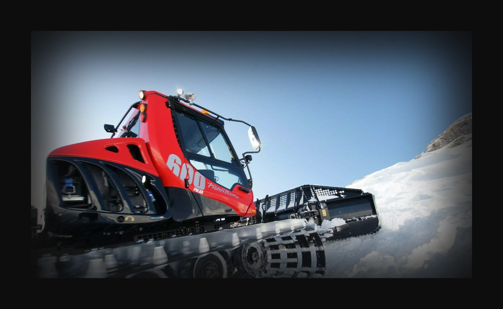 PistenBully 600 Polar low-angle hero