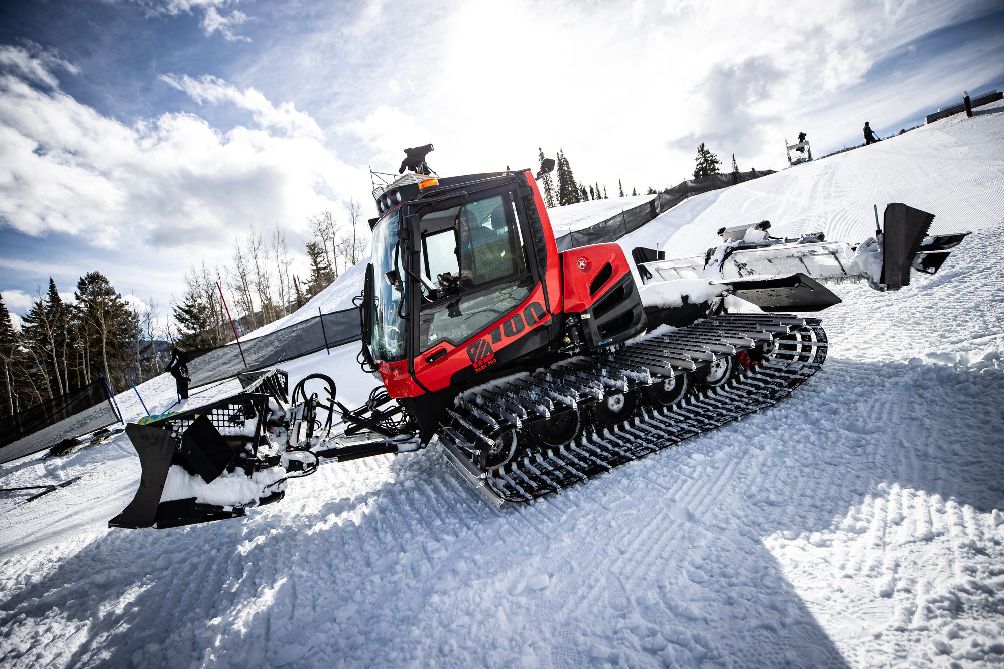 PistenBully 100 Park Pro with ParkFlex SmartCut tiller