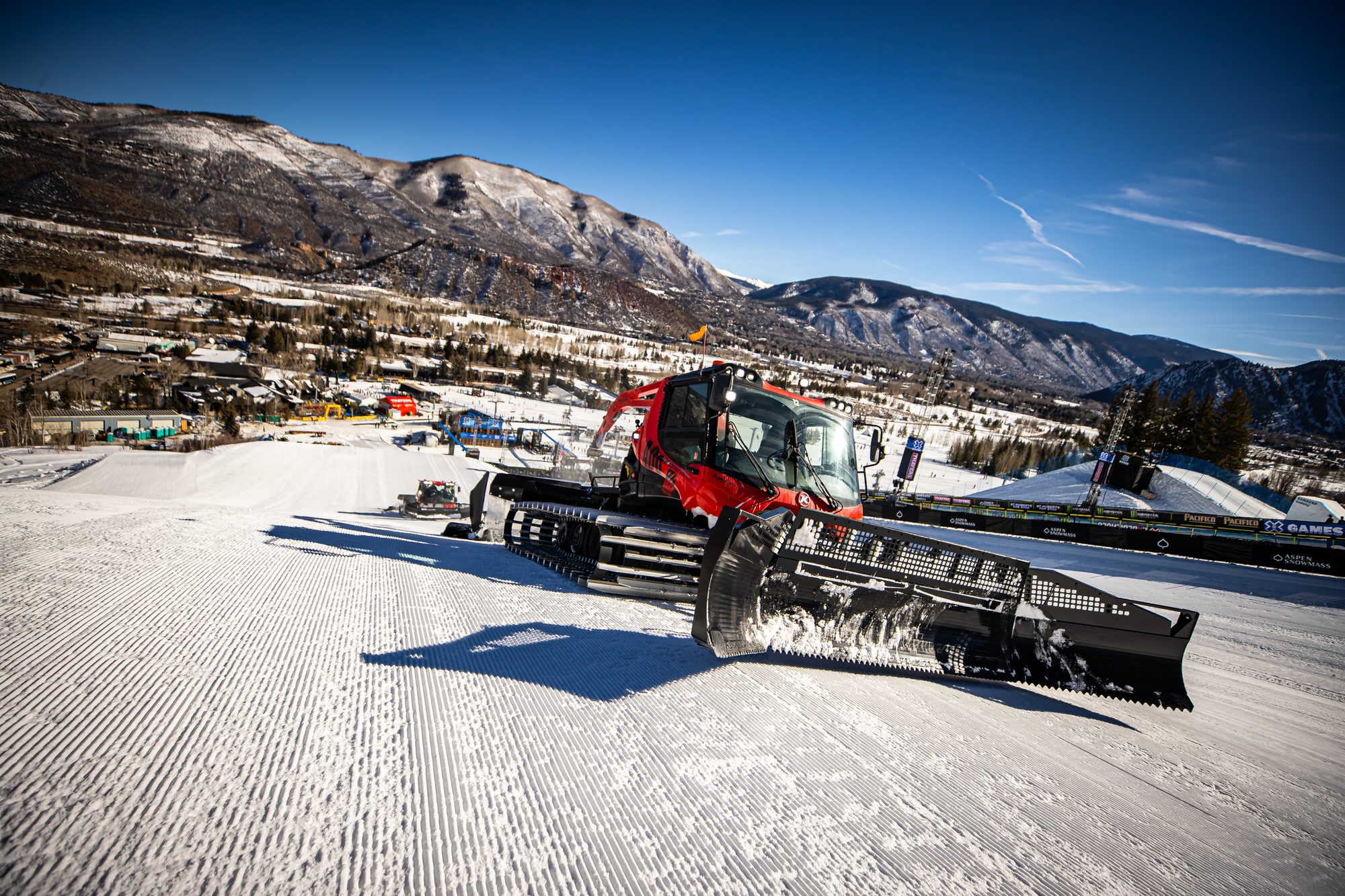 PistenBully 400 Park Pro grooming a terrain park