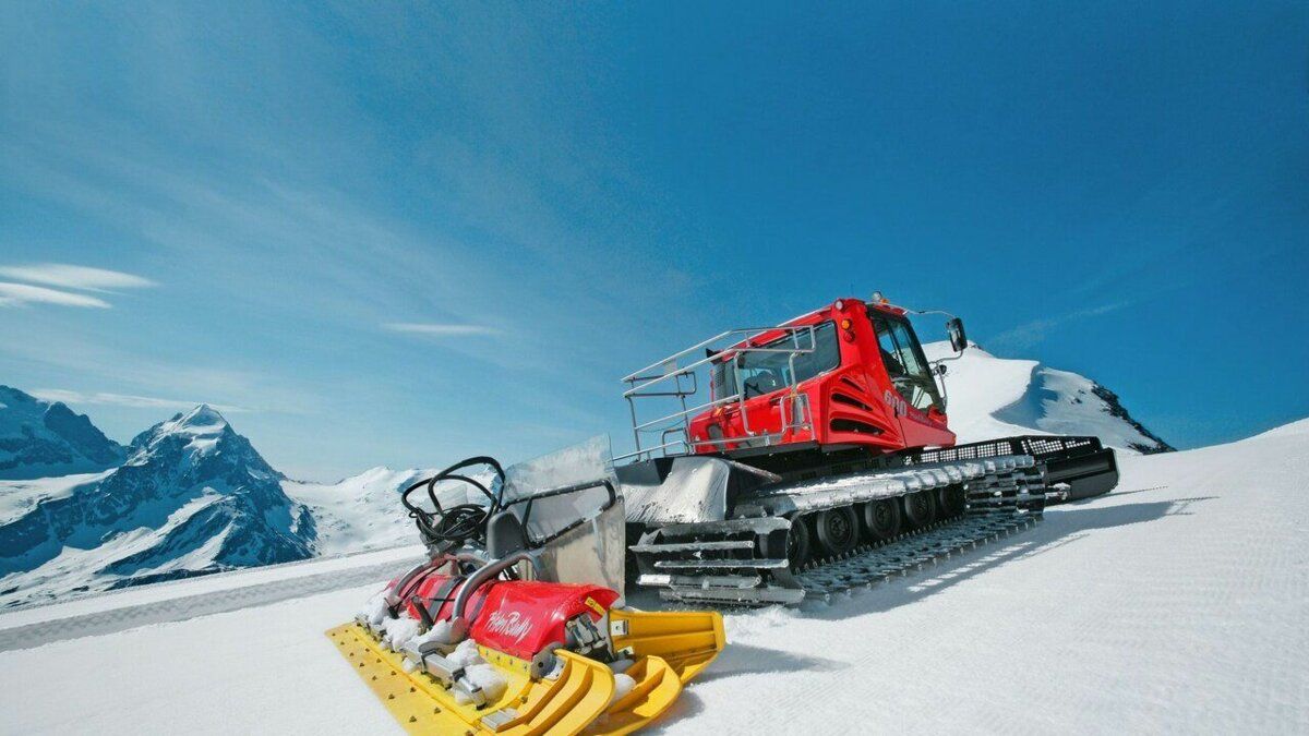 PistenBully 600 Winch in action